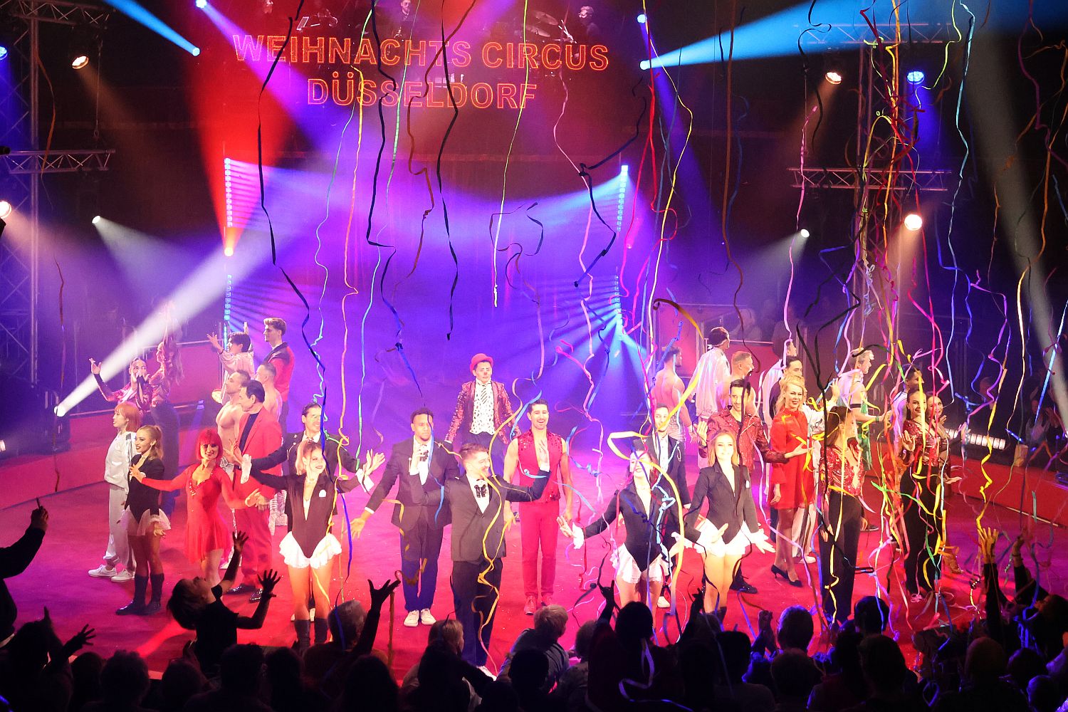 Düsseldorf: Weihnachtscircus auf dem Staufenplatz mit grandiosem Programm - Ddorf-Aktuell