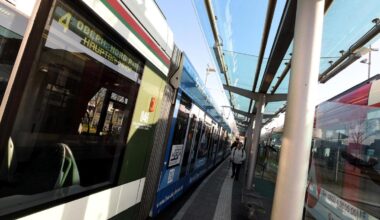 Jugendliche surfen auf Straßenbahn – Polizei spricht von „gefährlichem Trend“