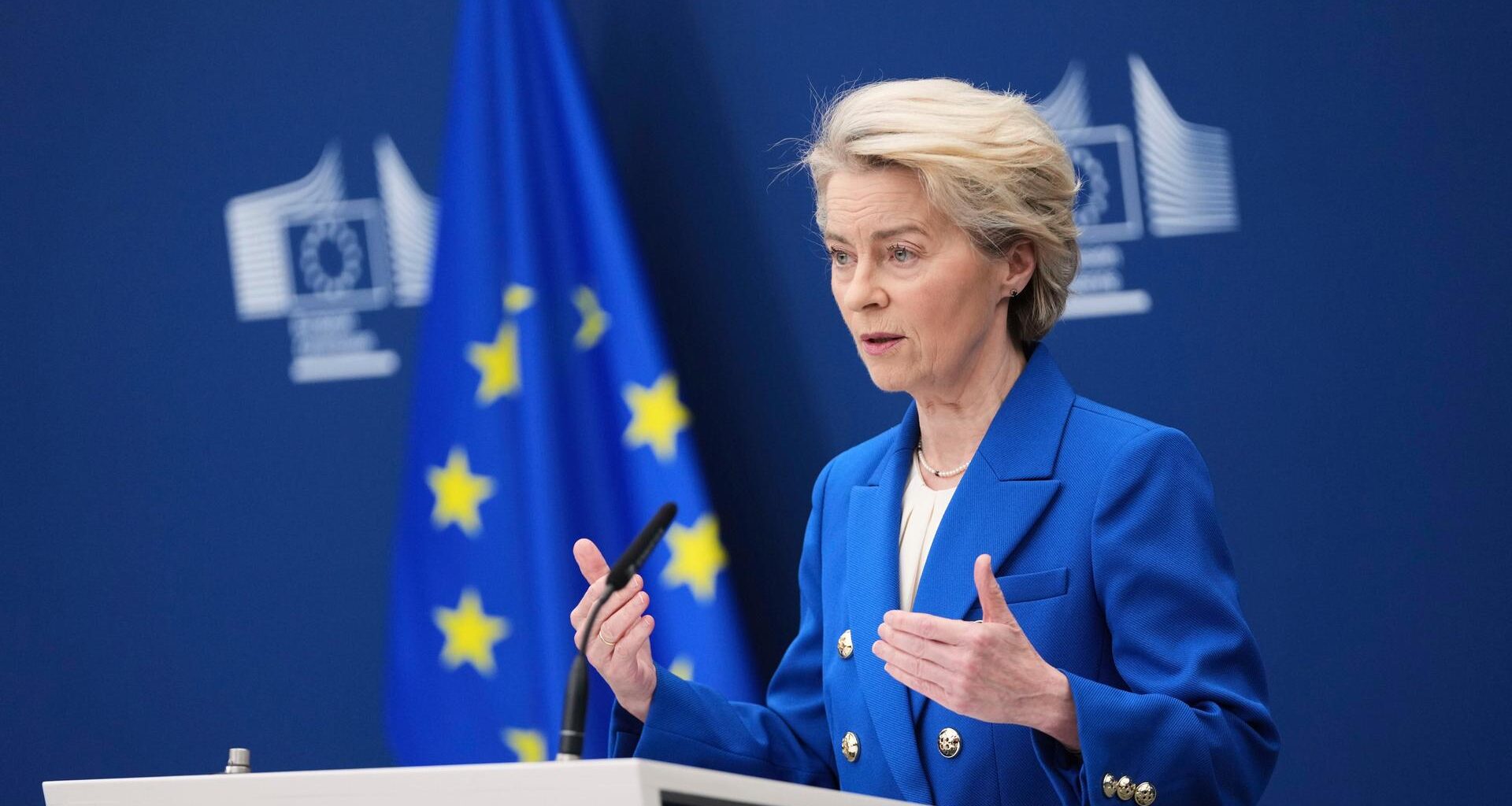 Ursula Von der Leyen bei einer Pressekonferenz im Februar 2025; sie steht an einem Pult während sie spricht und dabei gestikuliert.