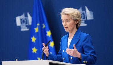 Ursula Von der Leyen bei einer Pressekonferenz im Februar 2025; sie steht an einem Pult während sie spricht und dabei gestikuliert.