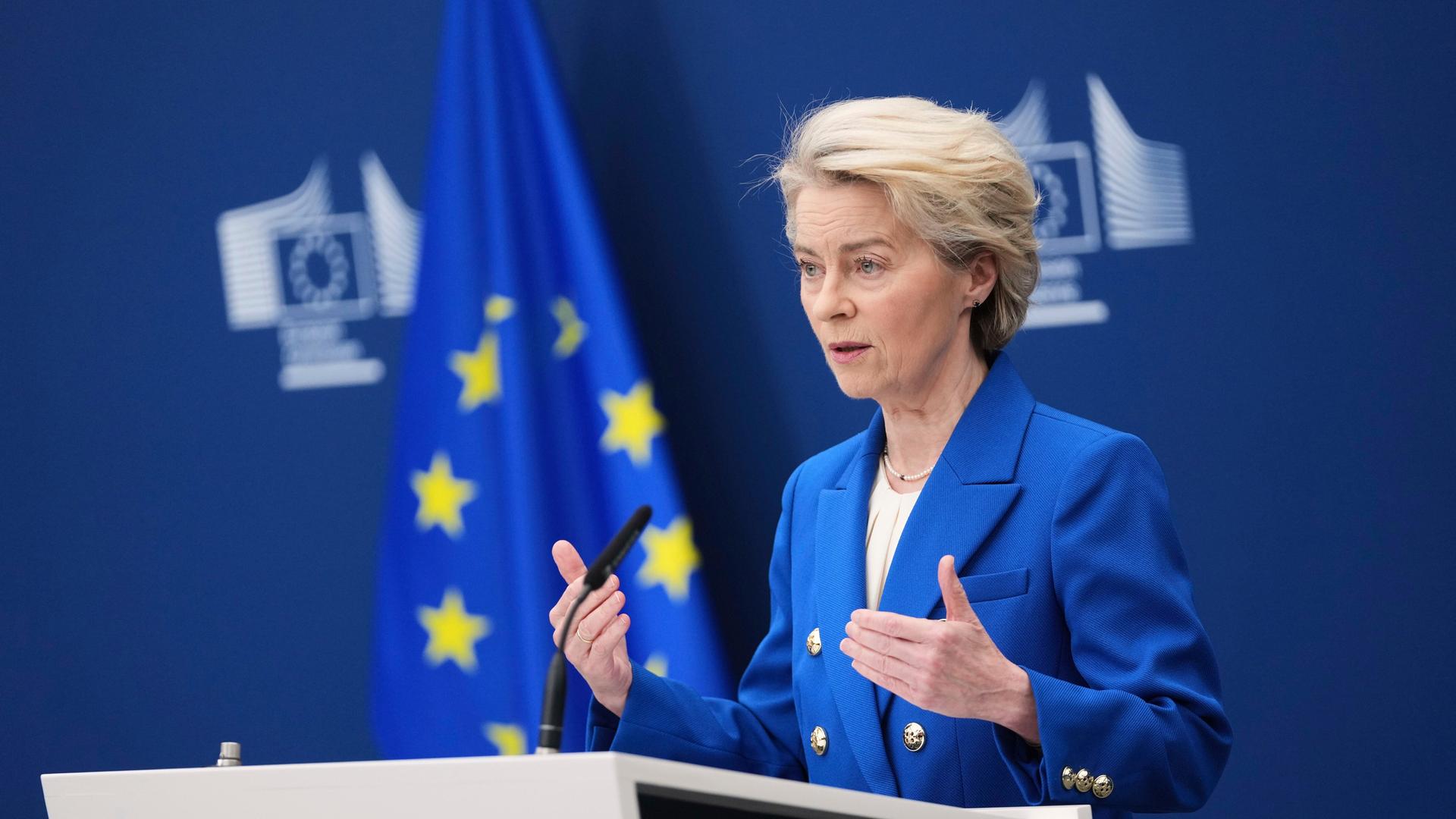 Ursula Von der Leyen bei einer Pressekonferenz im Februar 2025; sie steht an einem Pult während sie spricht und dabei gestikuliert.