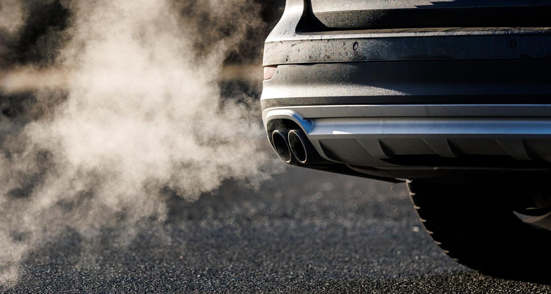 Abgase kommen aus dem Auspuff eines Fahrzeugs.