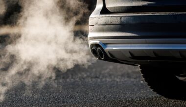 Abgase kommen aus dem Auspuff eines Fahrzeugs.