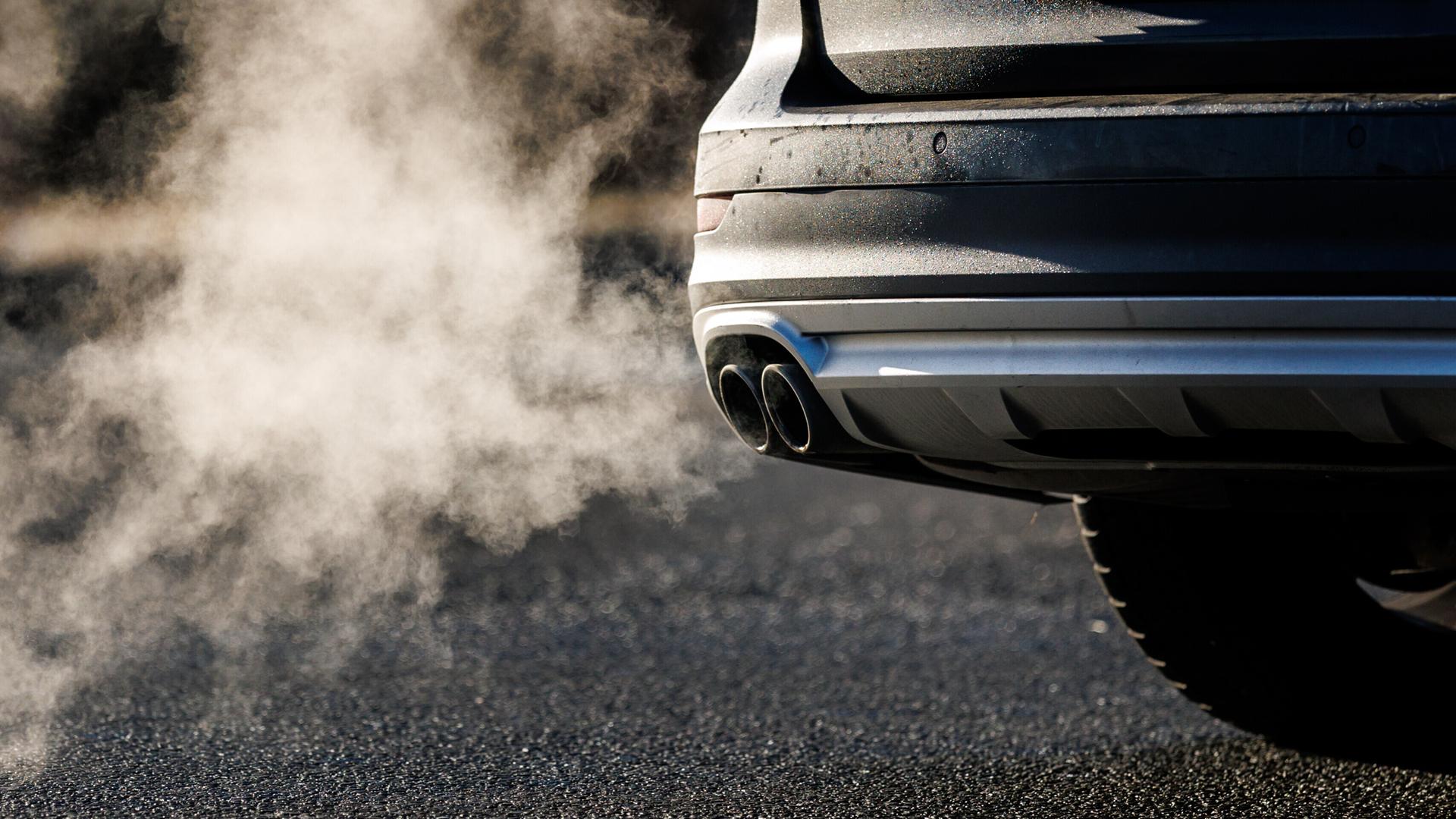 Abgase kommen aus dem Auspuff eines Fahrzeugs. Abgase kommen aus dem Auspuff eines Fahrzeugs.