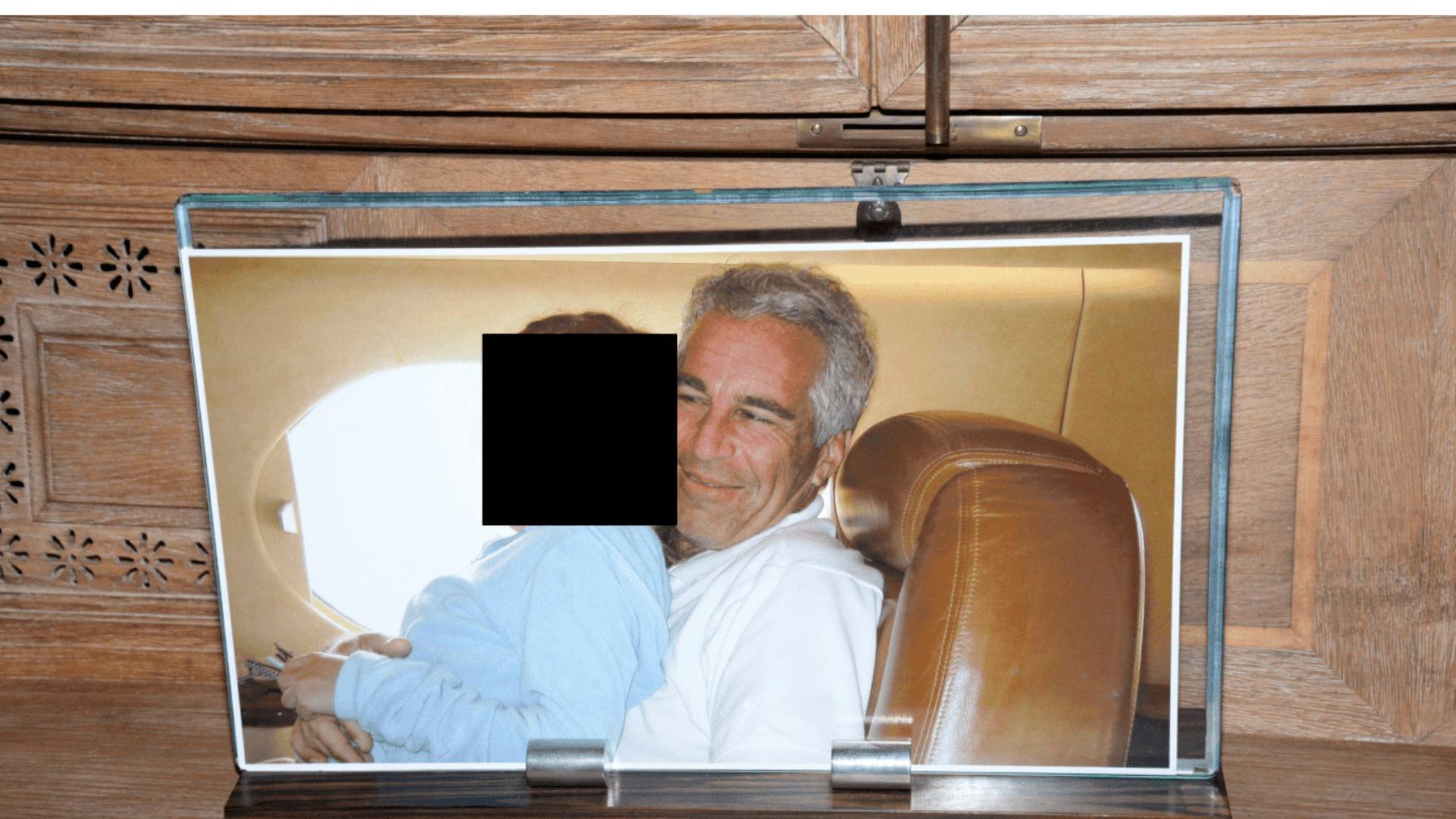 Jeffrey Epstein mit einer unkenntlichen Person auf dem Schoß