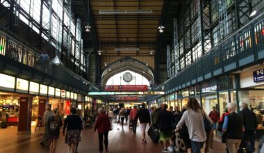 Menschen gehen durch die Wandelhalle am Hamburger Hauptbahnhof.