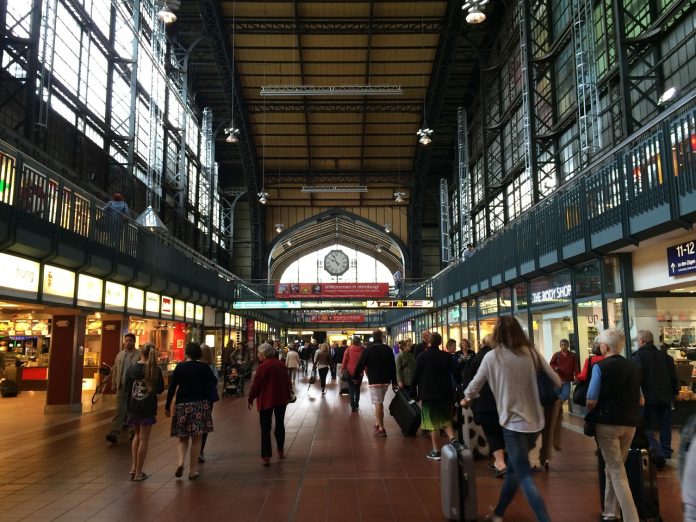 Menschen gehen durch die Wandelhalle am Hamburger Hauptbahnhof.
