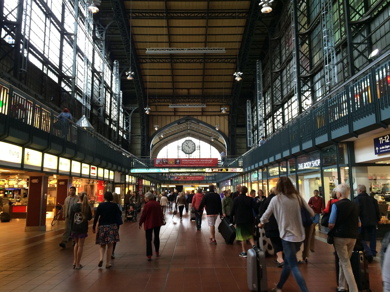 Menschen gehen durch die Wandelhalle am Hamburger Hauptbahnhof.