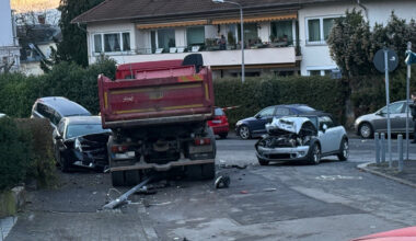 Wiesbaden: Schwerer Lkw-Unfall - 7 Autos beschädigt