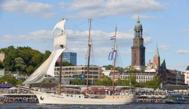 Hamburg | Segelschiff brennt im Hamburger Hafen nahe Elbphilharmonie