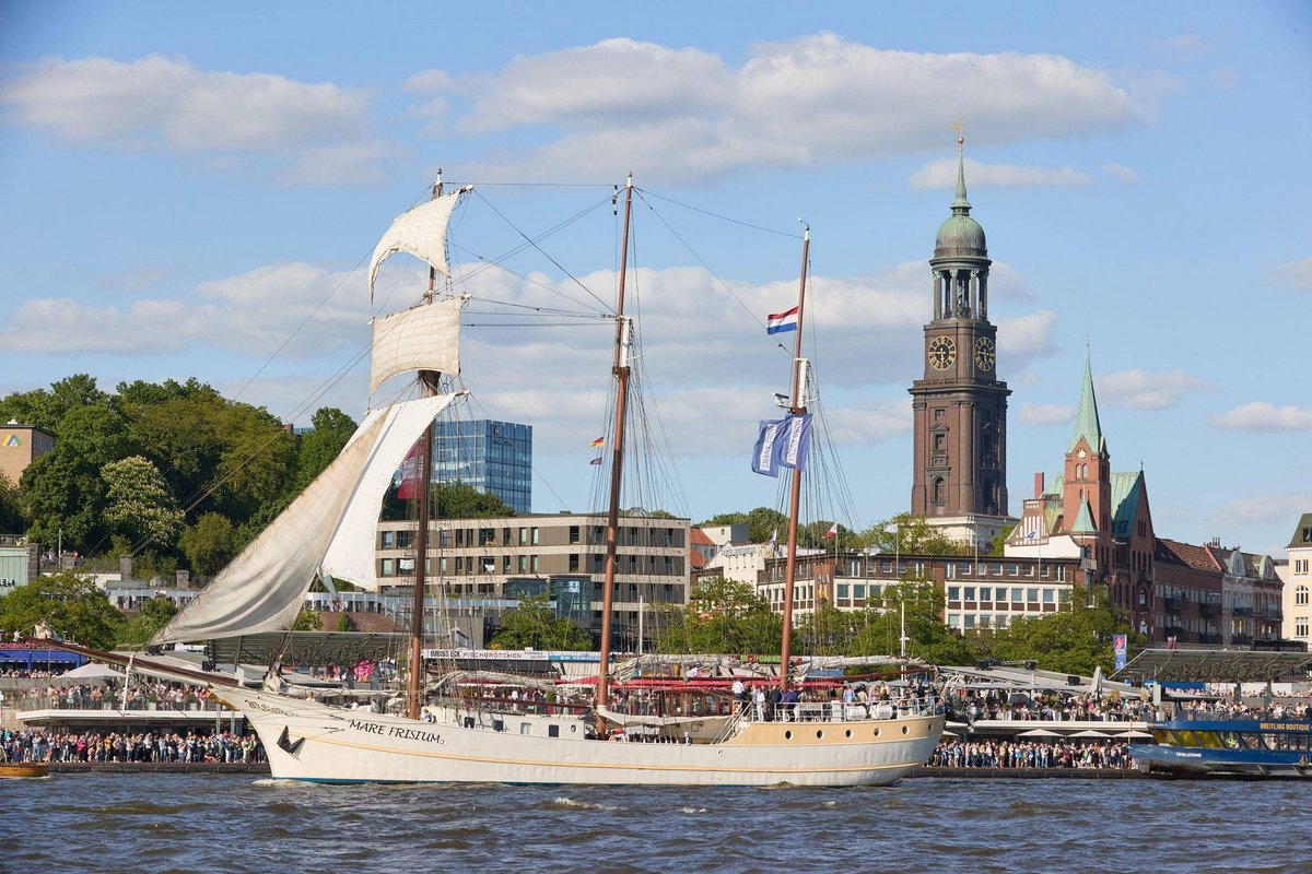 Hamburg | Segelschiff brennt im Hamburger Hafen nahe Elbphilharmonie