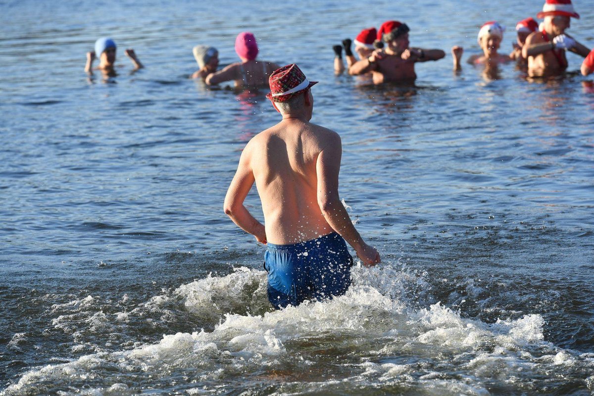 Berlin | Dutzende steigen zum Weihnachtsschwimmen in den Orankesee