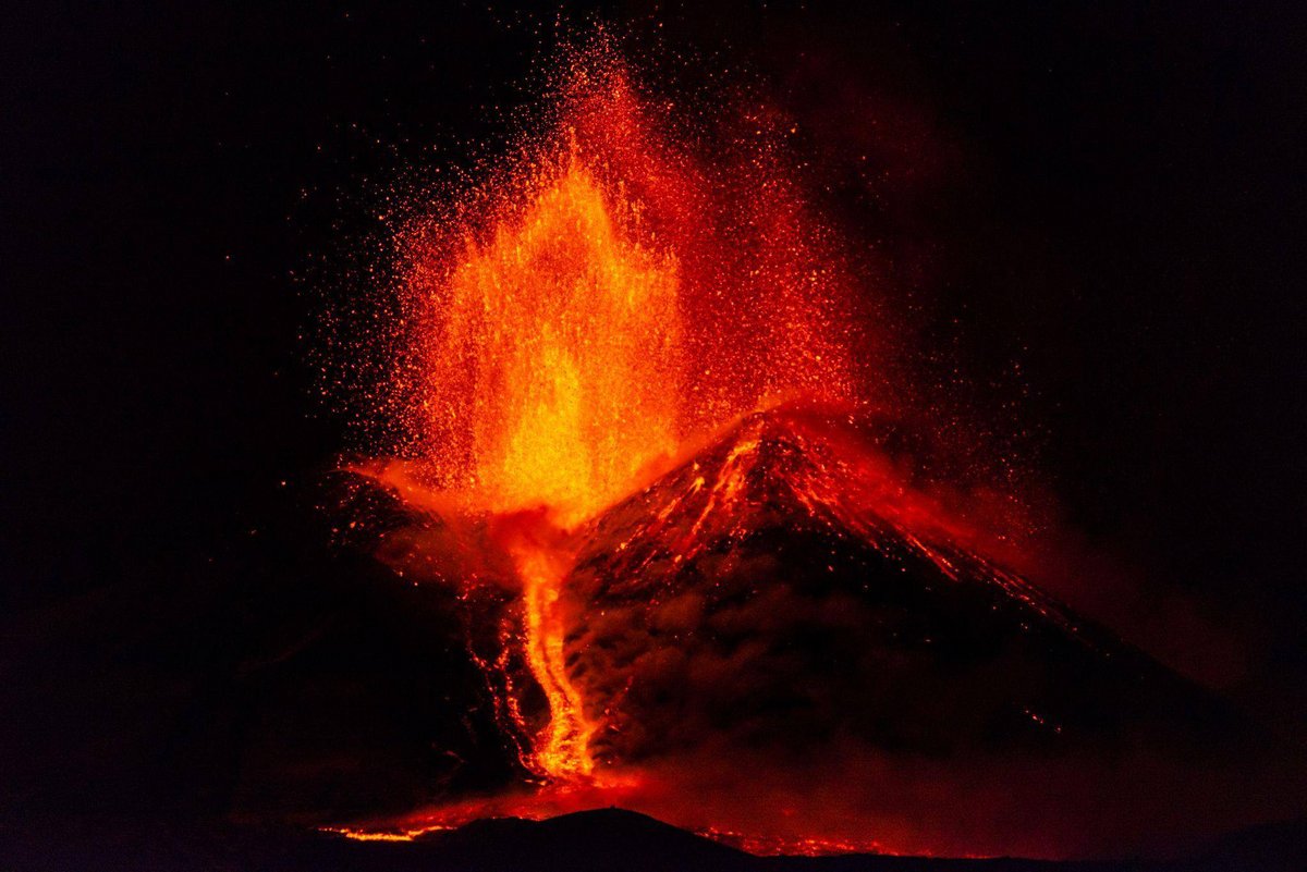 Catania | Ätna spuckt glühendes Material - leichter Ascheregen