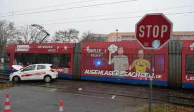 Auto und Straßenbahn krachen in Grünau zusammen