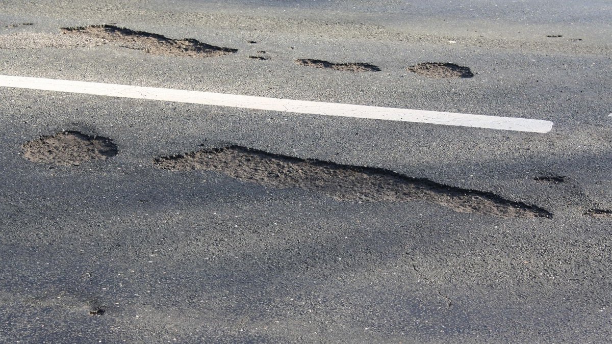 Autobahnkreuz Bielefeld: Schlagloch beschädigt mehrere Autos