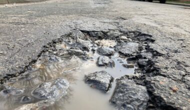 Fünf Autos fahren auf A33 in Bielefeld ins Schlagloch und müssen abgeschleppt werden