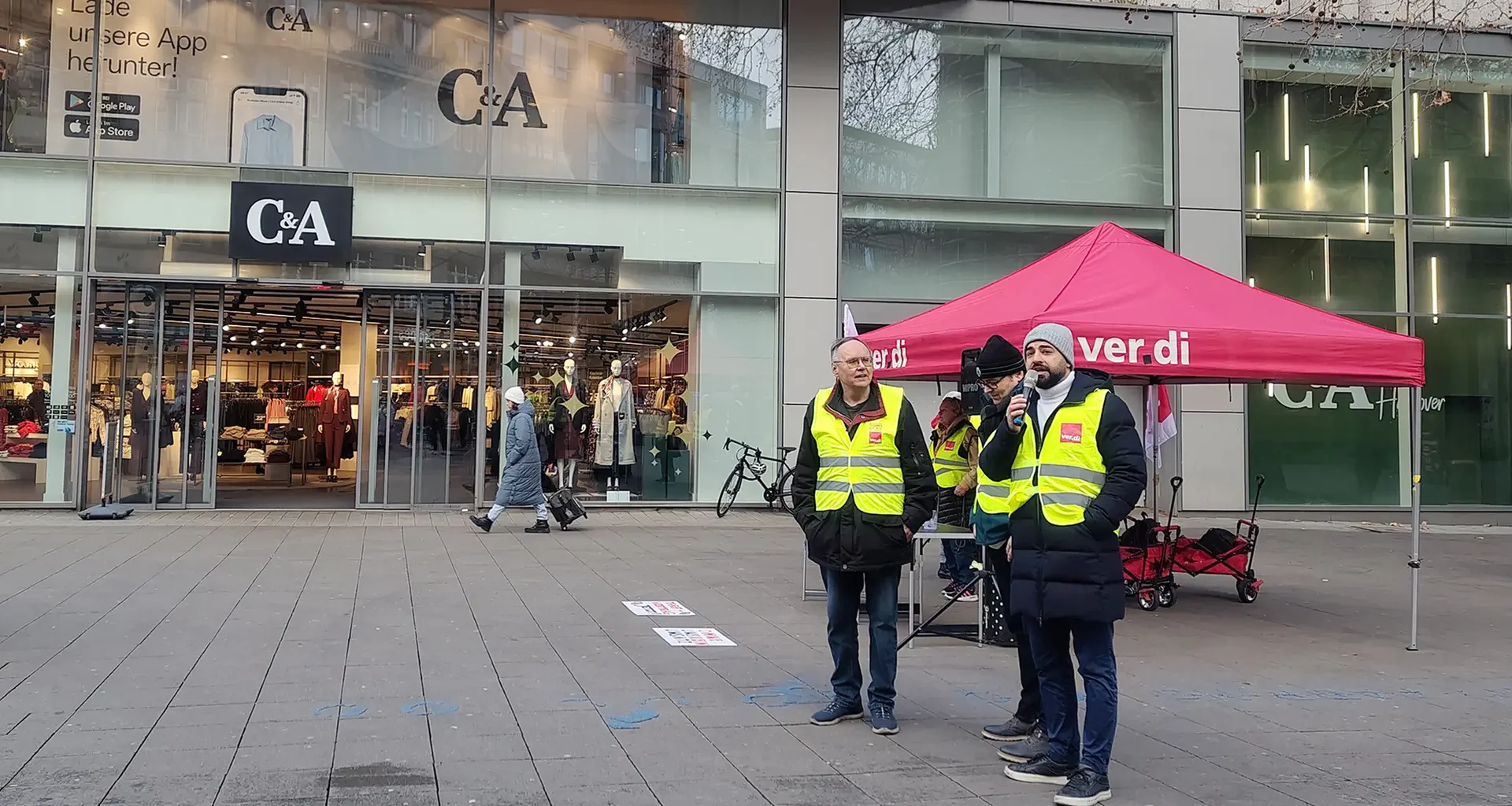 Bezahlung unter Tarif: Rund 100 C&A-Beschäftigte bei Protestaktion