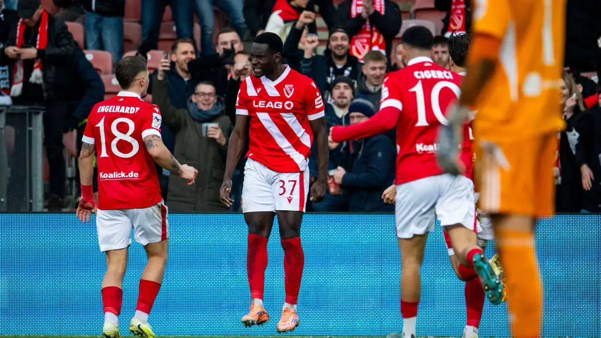Energie Cottbus - MSV Duisburg: 06.12.2025, Brandenburg, Cottbus: Fußball: 3. Liga, Energie Cottbus - MSV Duisburg, 17. Spieltag, LEAG Energie Stadion. Erik Engelhardt (l, Energie Cottbus) und Merveille Biankadi (2.v.l, Energie Cottbus) bejubeln das Tor zum 2:0. Foto: Julius Frick/dpa +++ dpa-Bildfunk +++
