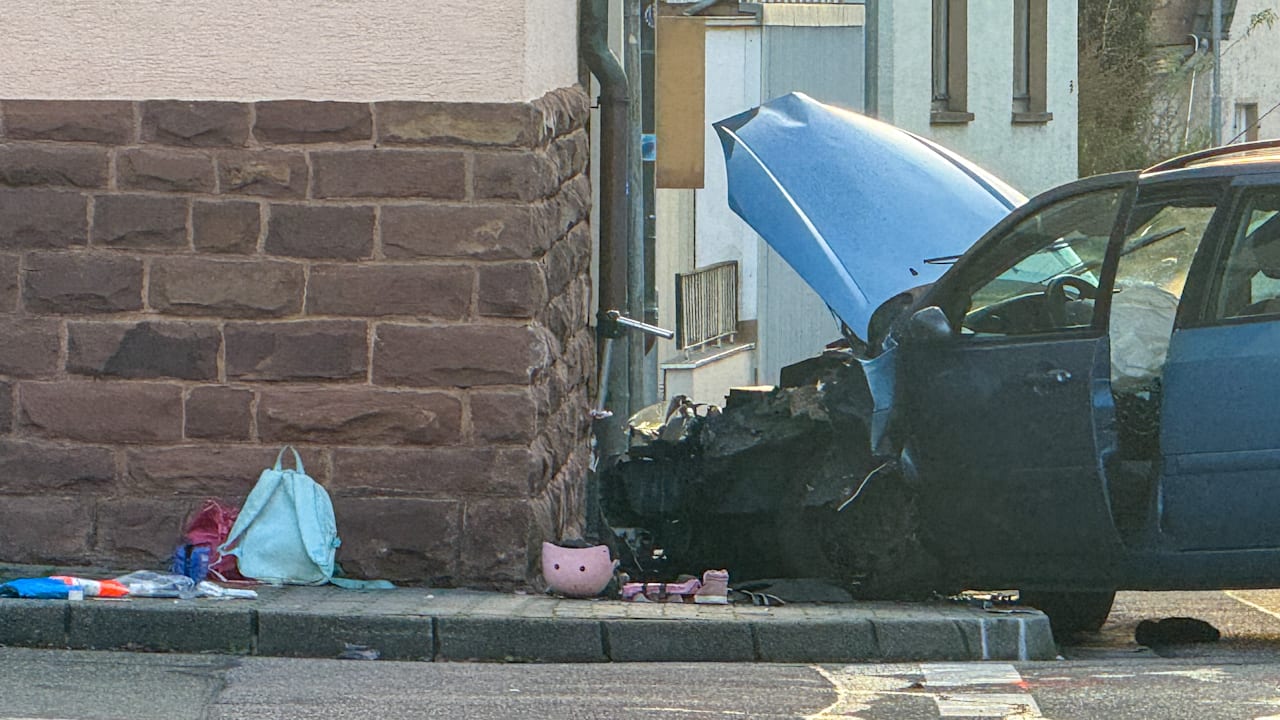 Unfall in Baden-Württemberg: Autofahrer fährt zwei Kinder auf Gehweg an | Regional