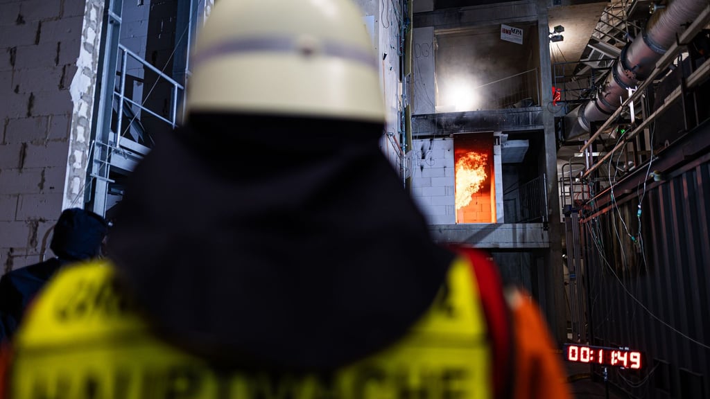 Brandforschung: Feuer im Mehrfamilienhaus - Wie gelingt die sichere Rettung?