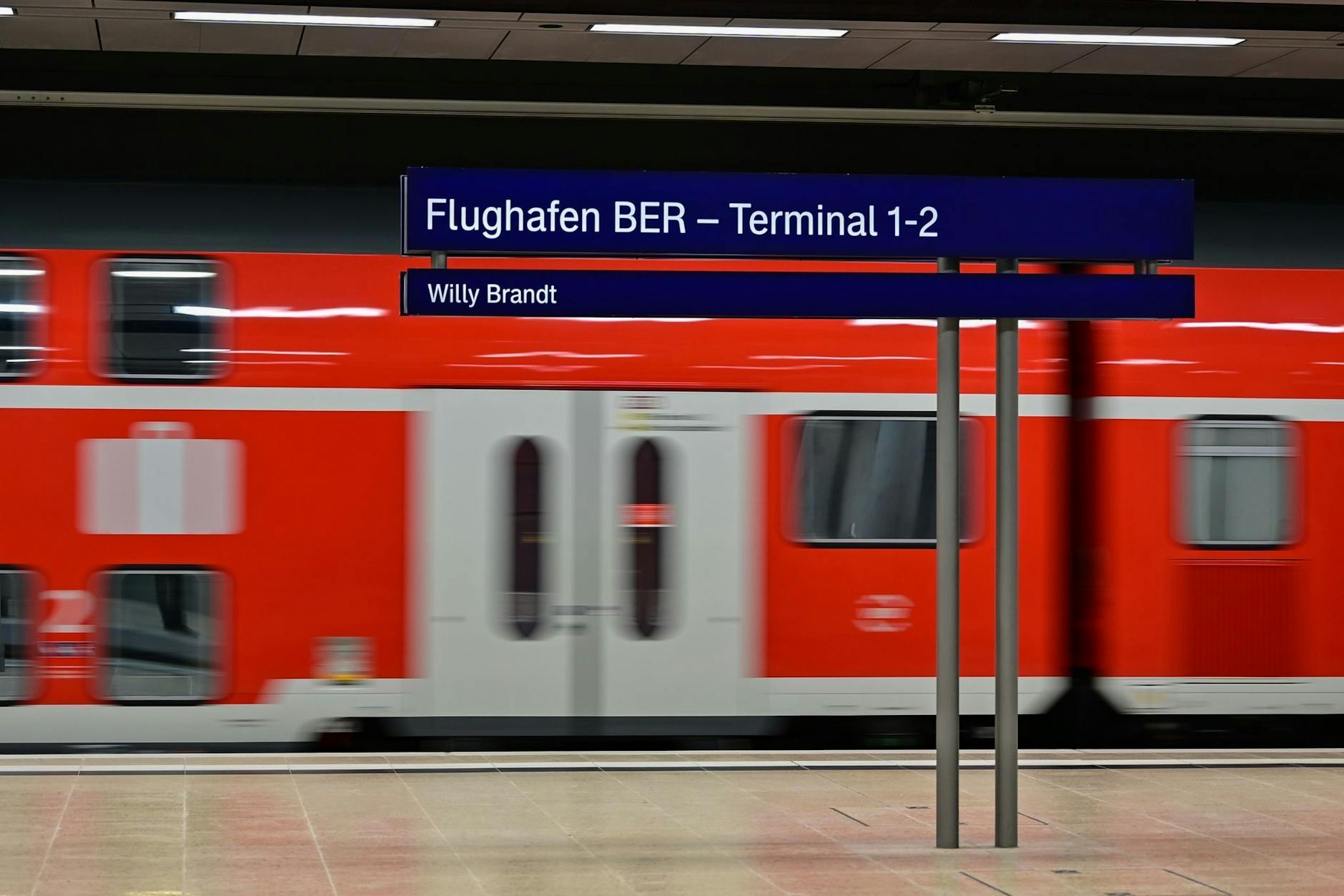 Ein Regionalzug der Deutschen Bahn verlässt den Bahnhof unter Terminal 1 des BER. Ab dem Fahrplanwechsel Mitte Dezember 2025 benötigt der Flughafen-Express zum Hauptbahnhof nur noch 21 bis 23 Minuten.