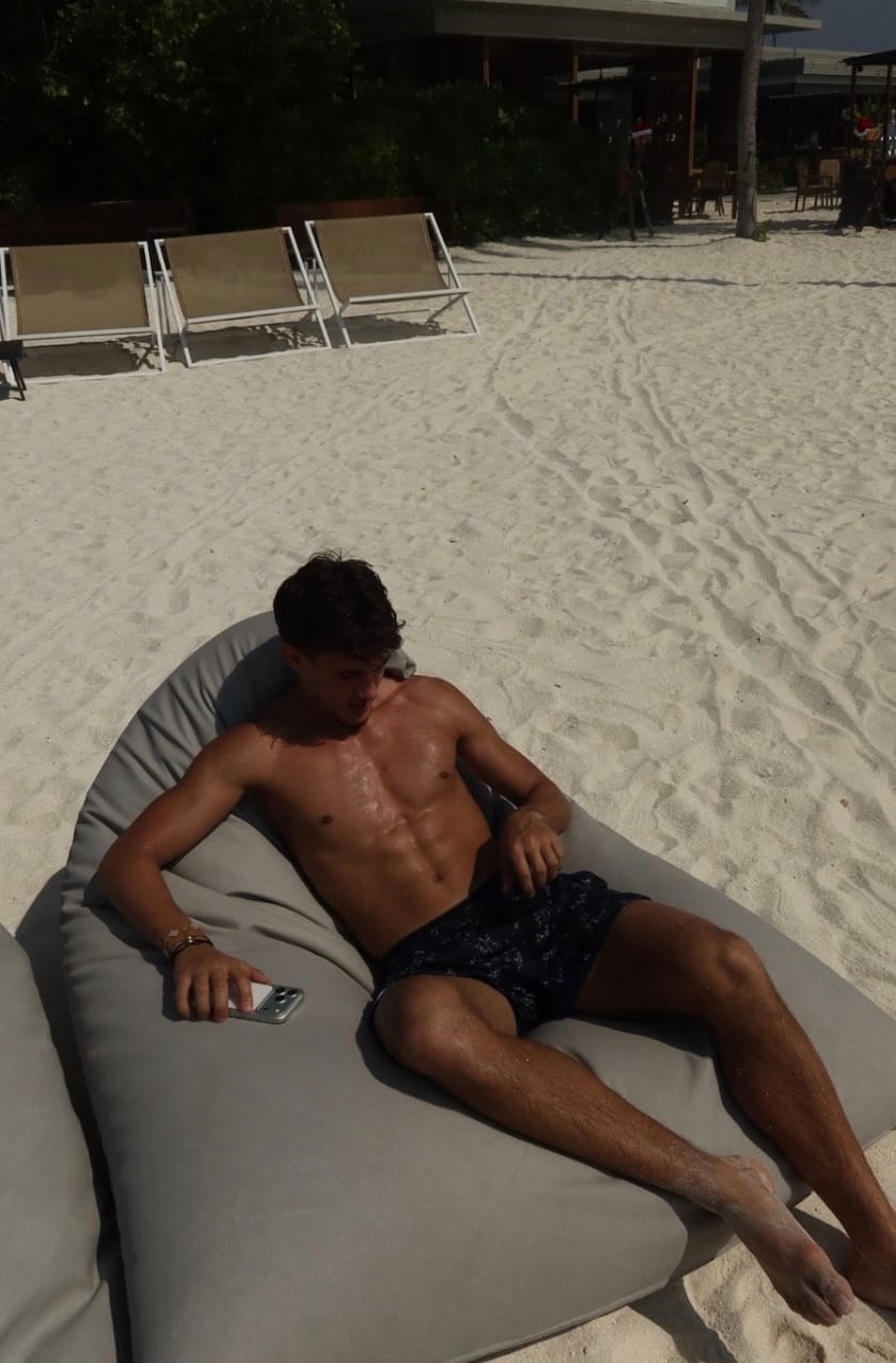 Bischof beim Padel-Spielen im Urlaub