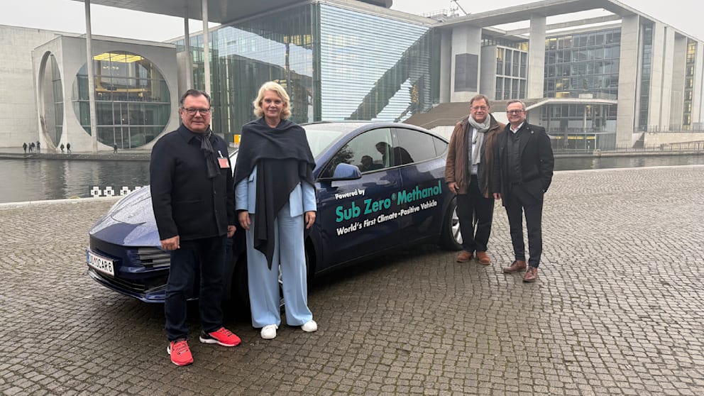 Der Prototyp im Berliner Regierungsviertel: Frank Obrist (CEO Obrist), die Bundestagsabgeordnete Dr. Saskia Ludwig, Prof. Ulrich Bruhnke (Sales Manager Obrist) und Thorsten Rixmann (Global Director Marketing Obrist, v.l.) waren bei der Vorstellung vor Ort