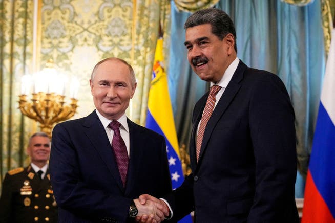 Anfang Mai empfing Präsident Wladimir Putin (links) Venezuelas Machthaber Nicolás Maduro im Kreml.