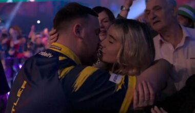 Darts-WM: Luke Littler knutscht sich zum 1. Sieg | Sport