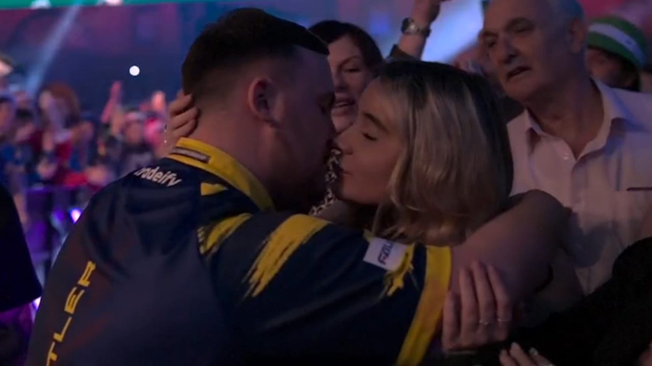 Darts-WM: Luke Littler knutscht sich zum 1. Sieg | Sport