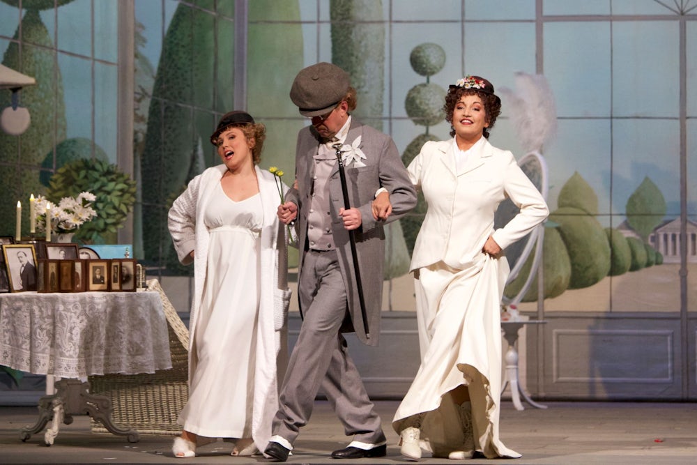 „Ein Gentleman alter Schule“, das sagt Ann-Katrin Naidu (rechts) über Loriot, in dessen 1997er Fassung von Flotows „Martha“ sie immer wieder gesungen hat.