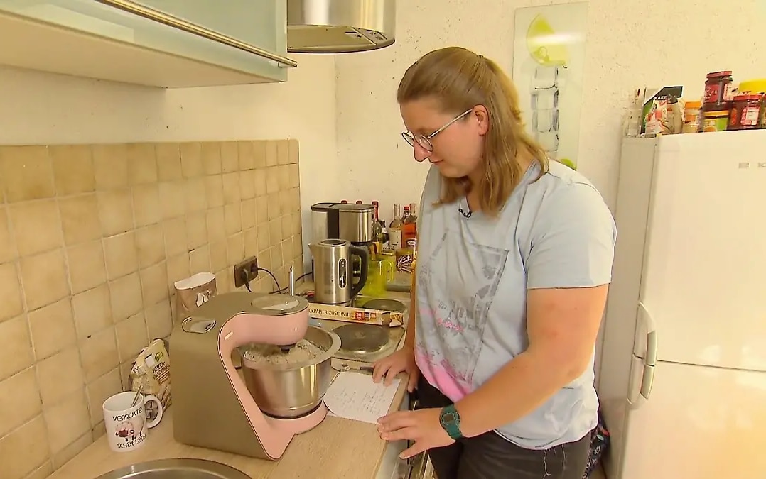 "Bauer sucht Frau"-Hofdame Julia will Michael mit einem frisch gebackenen Brot überraschen