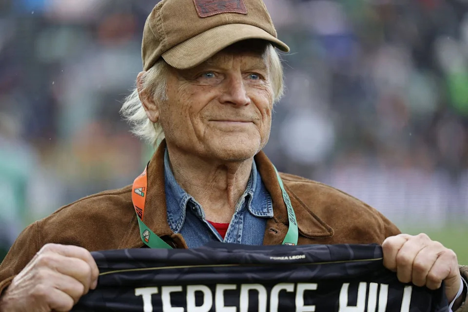 Einer seiner seltenen öffentlichen Auftritte: Terence Hill bei einem Fußballspiel im März 2025. (Bild: IMAGO / ABACAPRESS)