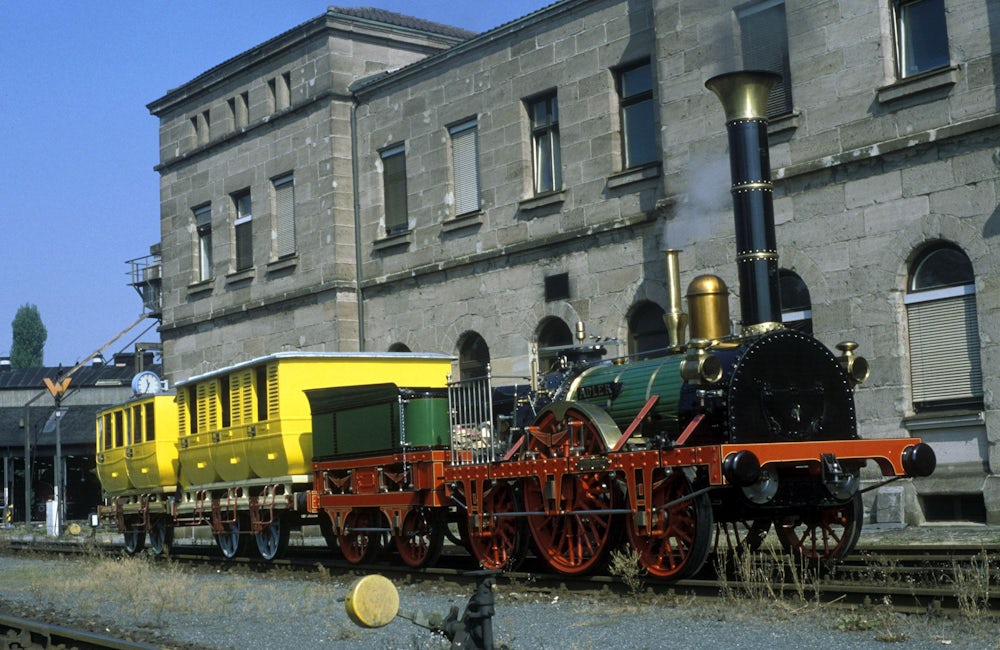 Nach heutigen Maßstäben erscheint der  Adler  – hier ein Nachbau – klein und langsam. Damals aber bedeutete eine Reisegeschwindigkeit von gut 30 Kilometern pro Stunde eine enorme Beschleunigung.