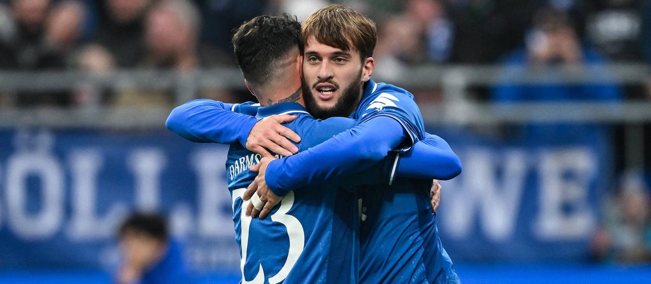 Marco Richter und Killian Corredor jubeln über das 1:0