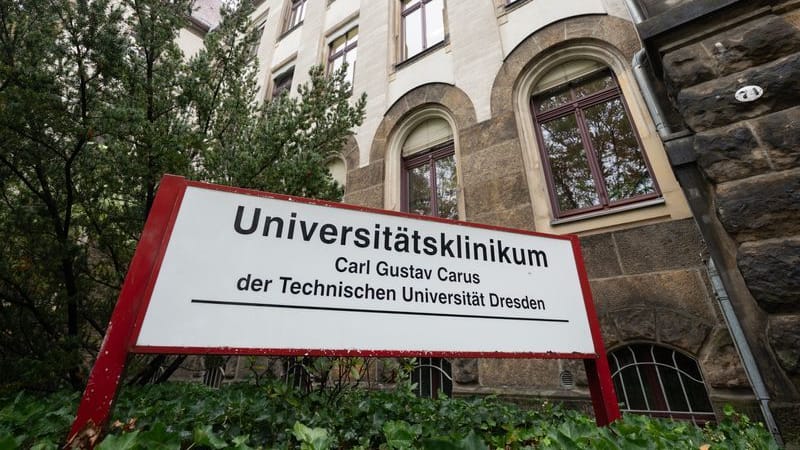 Ein Schild „Universitätsklinikum Carl Gustav Carus der Technischen Universität Dresden“ steht vor dem Vorstandsgebäude der Klinik. Ein Schild „Universitätsklinikum Carl Gustav Carus der Technischen Universität Dresden“ steht vor dem Vorstandsgebäude der Klinik.