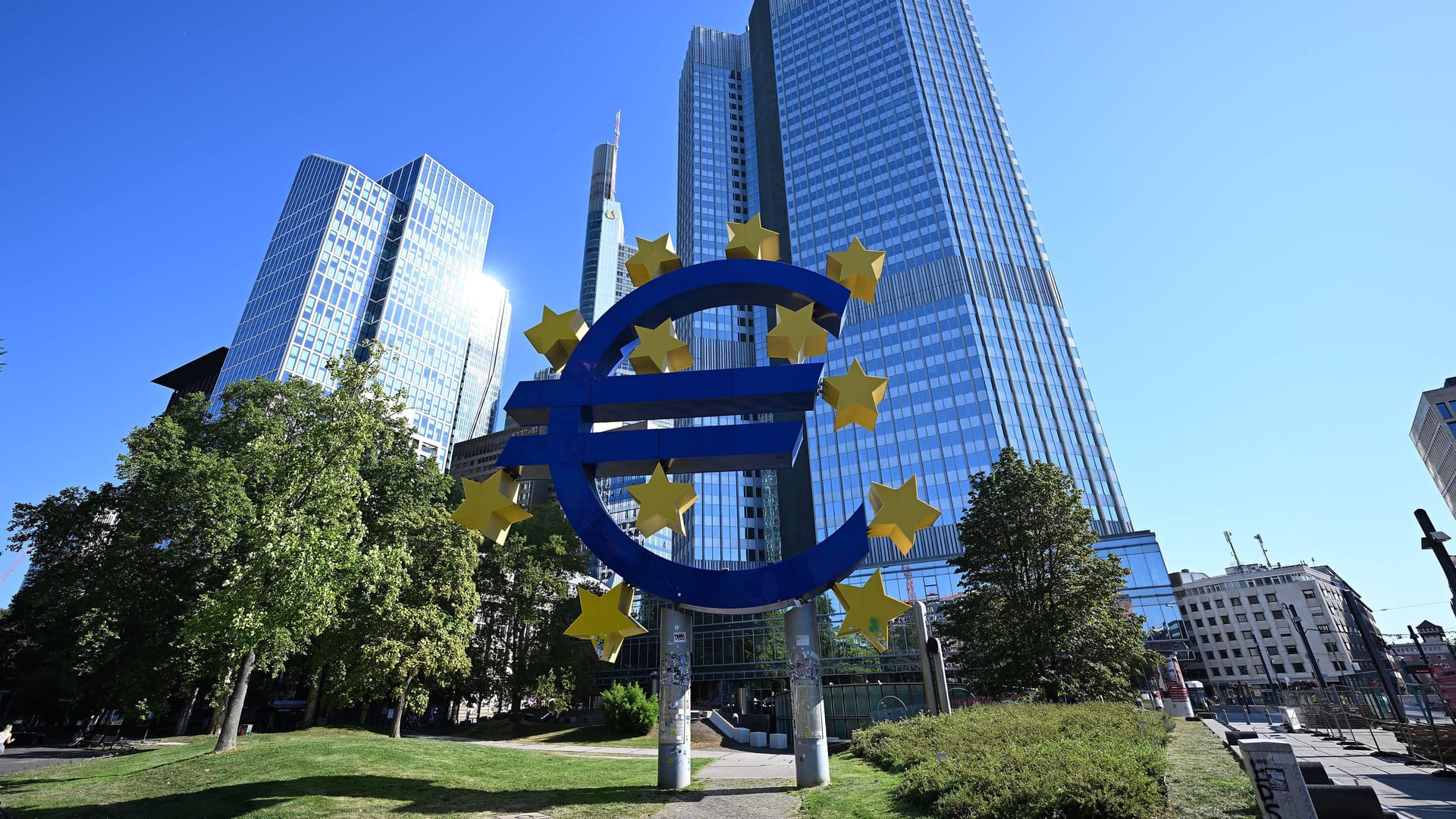 Das Euro-Zeichen am Willy-Brandt-Platz in Frankfurt (Archivbild): Das Euro-Zeichen am Willy-Brandt-Platz in Frankfurt (Archivbild):
