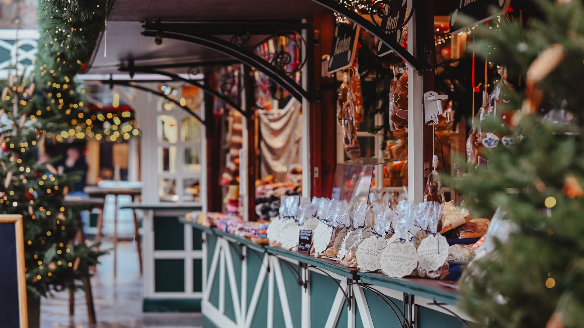 Das Roncalli-Weihnachtsdorf: An den Ständen gibt es viel zu entdecken.