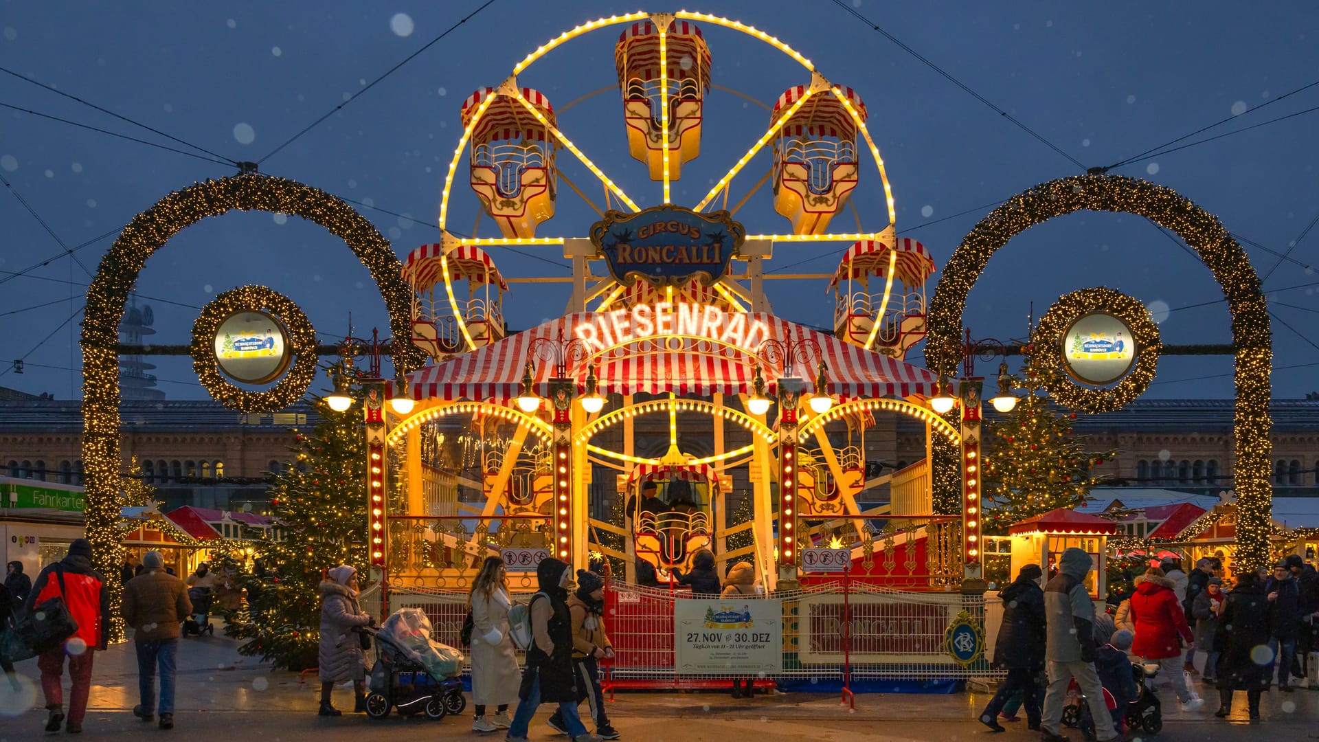 Das Roncalli-Weihnachtsdorf: Auch 2025 steht das historische Riesenrad auf dem Ernst-August-Platz. Das Roncalli-Weihnachtsdorf: Auch 2025 steht das historische Riesenrad auf dem Ernst-August-Platz.