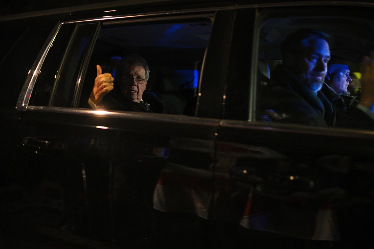 Daumen hoch: Der US-Gesandte John Coale trifft an der Botschaft ein.