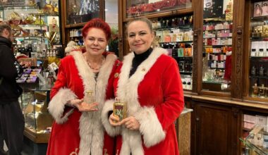 Viele Ideen und besondere Angebote: Parfümerie-Chefin Ingrid Tauschel (links) und ihre Tochter Diana Tauschel empfangen die Kundschaft im maßgeschneiderten Weihnachtsmann-Mantel.