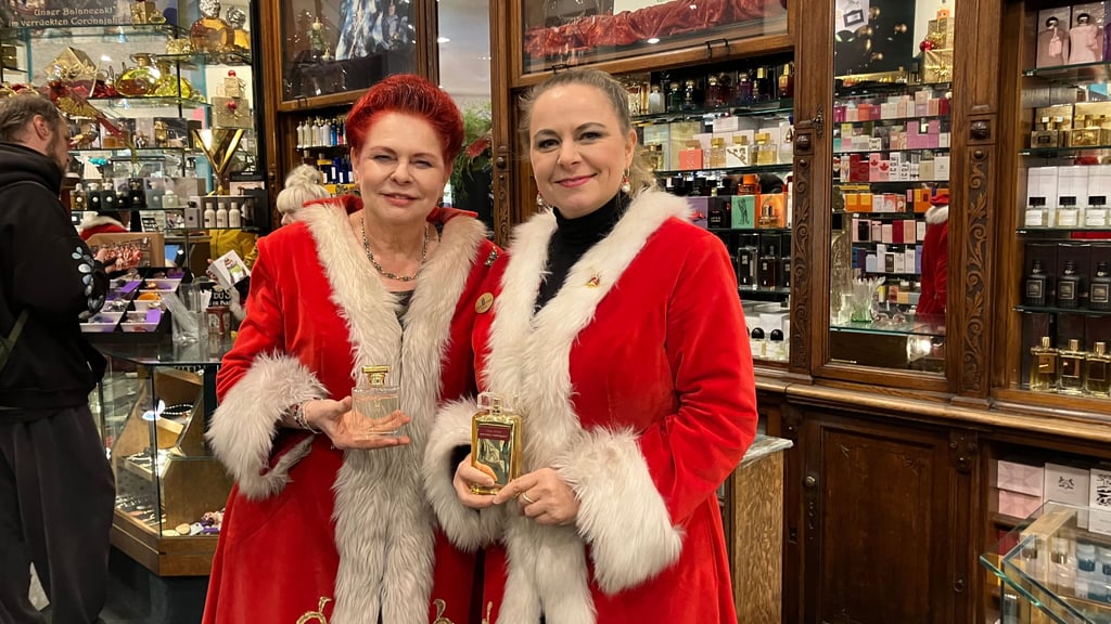 Viele Ideen und besondere Angebote: Parfümerie-Chefin Ingrid Tauschel (links) und ihre Tochter Diana Tauschel empfangen die Kundschaft im maßgeschneiderten Weihnachtsmann-Mantel.