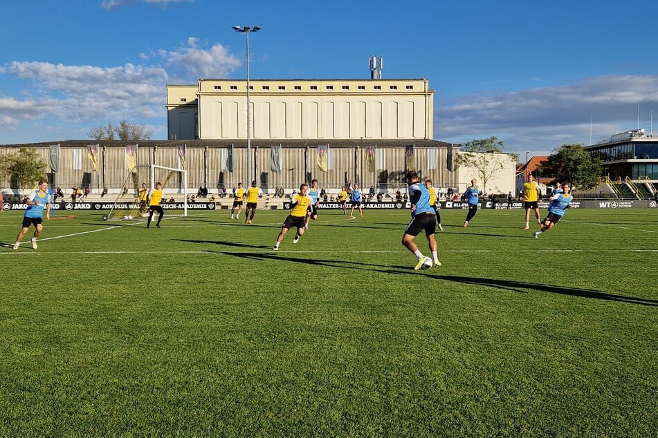 Bei bestem Herbstwetter bereiteten sich die SGD-Profis auf das Paderborn-Spiel vor.