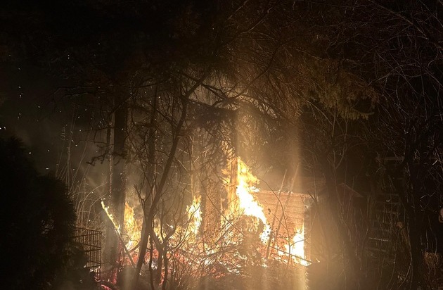 FW-E: Brand einer Gartenlaube am Heilig Abend in Essen-Frintrop - Feuer greift auf ...