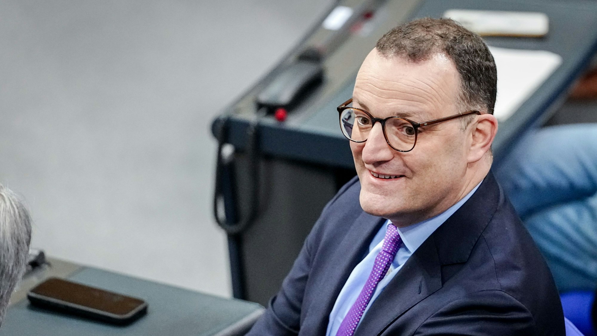 Jens Spahn, Vorsitzender der Unions-Fraktion im Bundestag, nimmt im Plenarsaal des Bundestags an der voraussichtlich letzten Sitzung vor Weihnachten und dem Jahreswechsel teil.