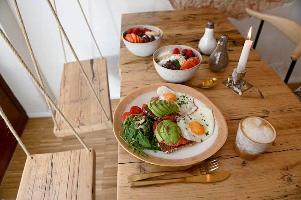 Auf der Schaukel sitzen beim Frühstück, das geht im Botanista Café Club.