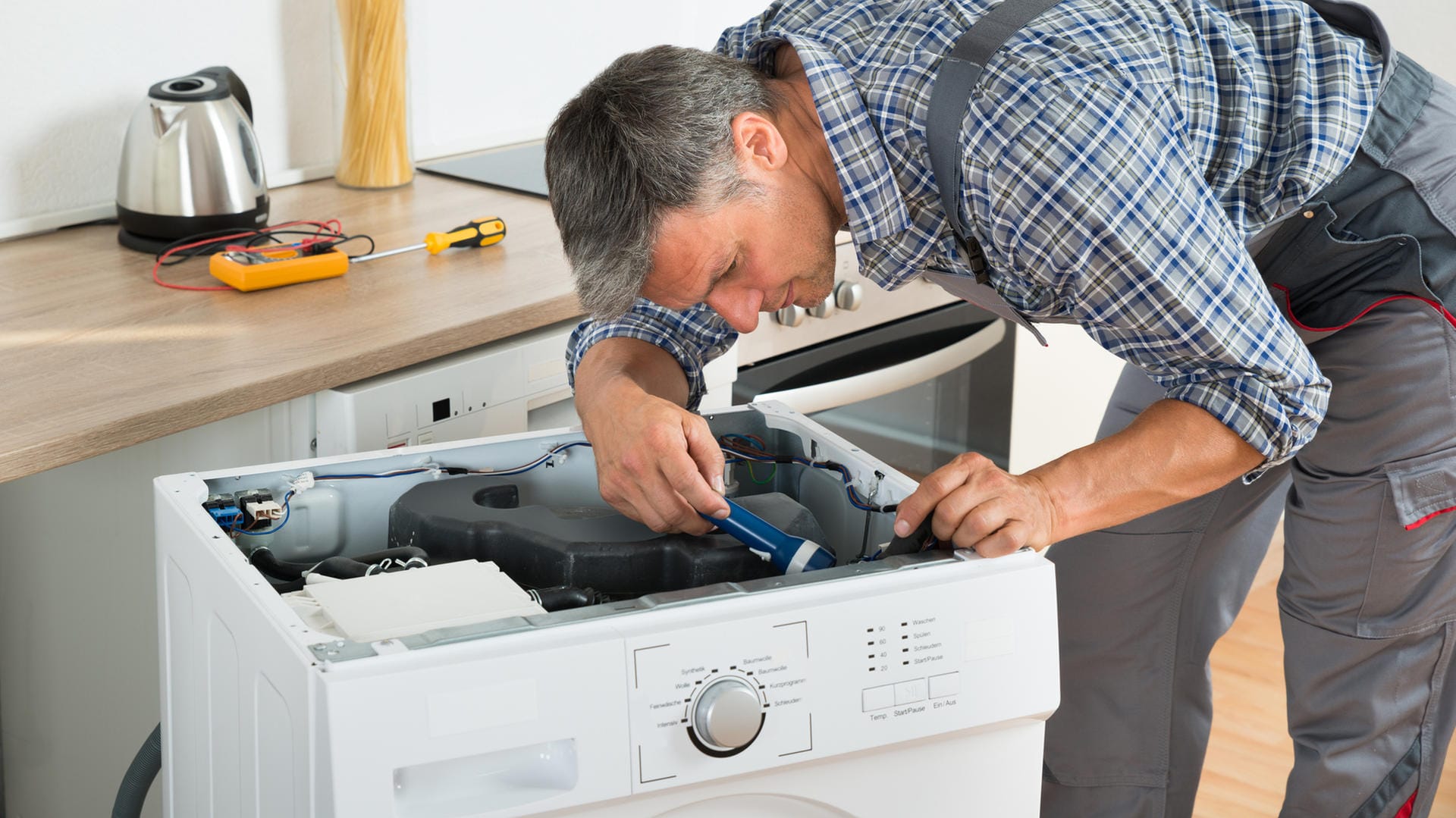 Defekte Waschmaschine: Ist die Ware mangelhaft, dann können Sie in jedem Fall reklamieren und sich auf das Gewährleistungsrecht berufen.