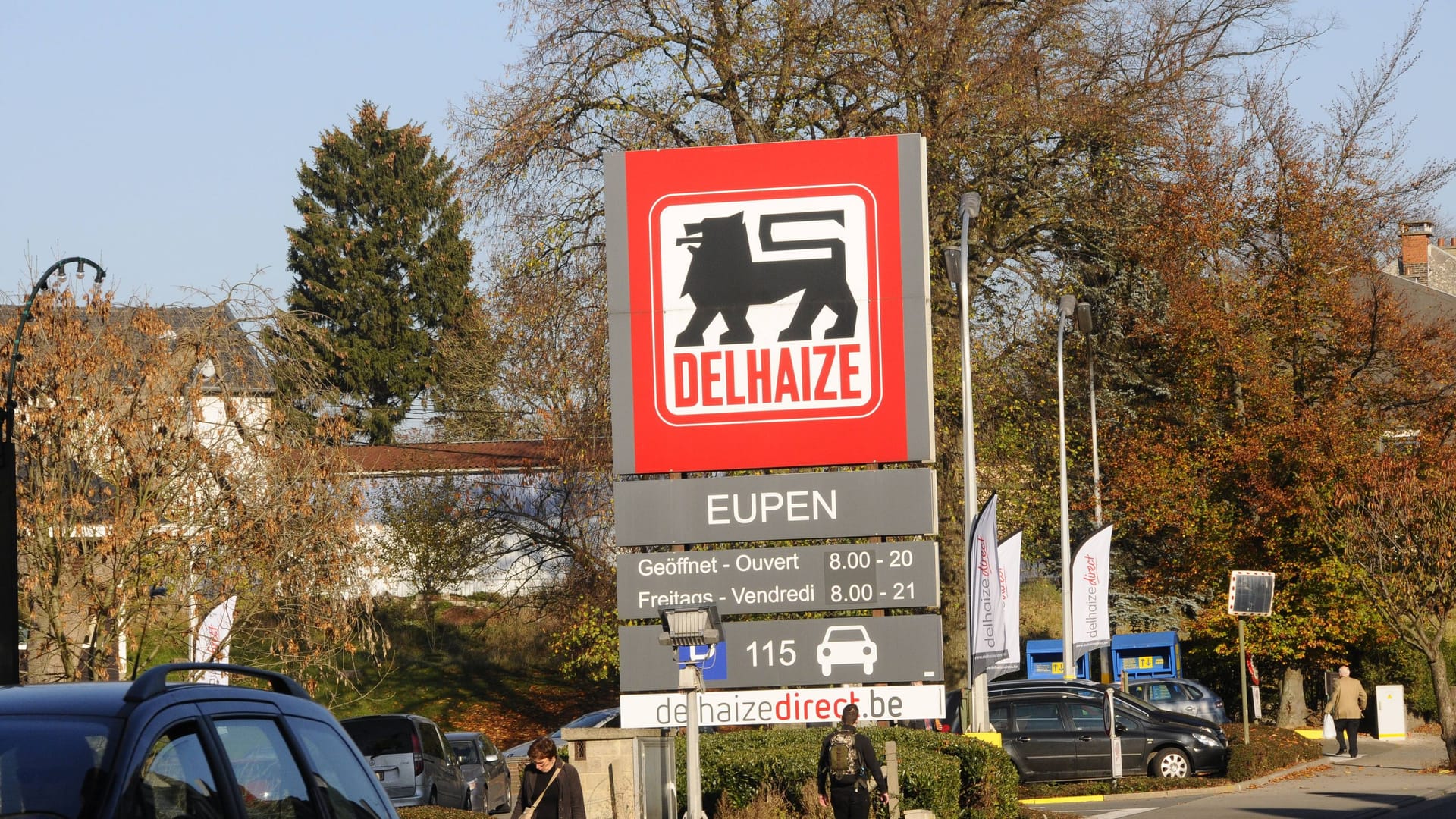 Delhaize-Supermarkt in Eupen, Belgien (Archivbild): An Heiligabend und dem zweiten Weihnachtstag kann man hier einkaufen. Von Aachen aus ist er schnell erreichbar.