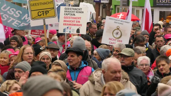 Geesthacht: Menschen demonstrieren für den Erhalt des Geesthachter Krankenhaus.