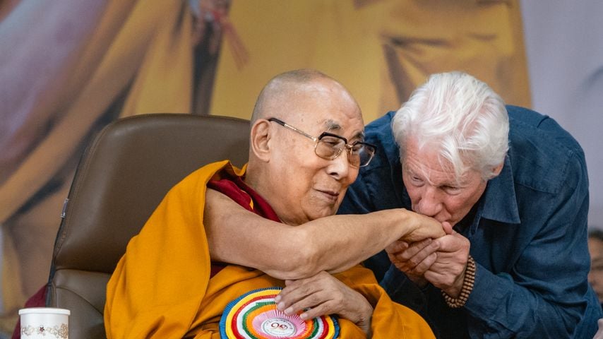 Richard Gere küsst dem Dalai Lama während der 90. Geburtstagsfeier in Dharamsala die Hand